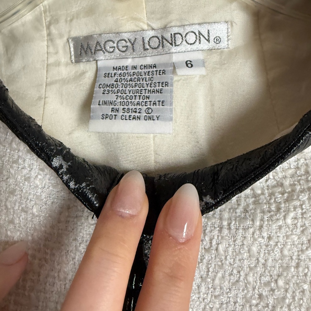 White & Black Boucle Tweed Blazer with Black Trim sz 6
Preppy Demure Old Money - Picture 8 of 8